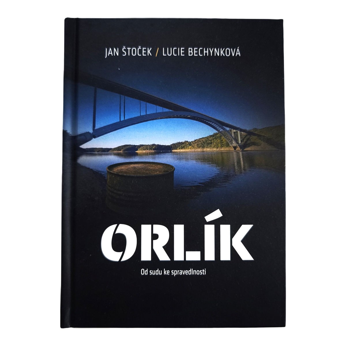 Přední obálka knihy Orlík s mostem přes přehradu a sudem v popředí.