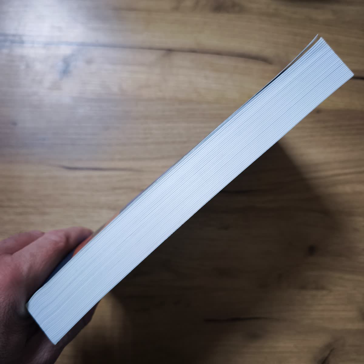 Detail ořízky a hran knihy Fyziologie a funkční anatomie domácích zvířat.