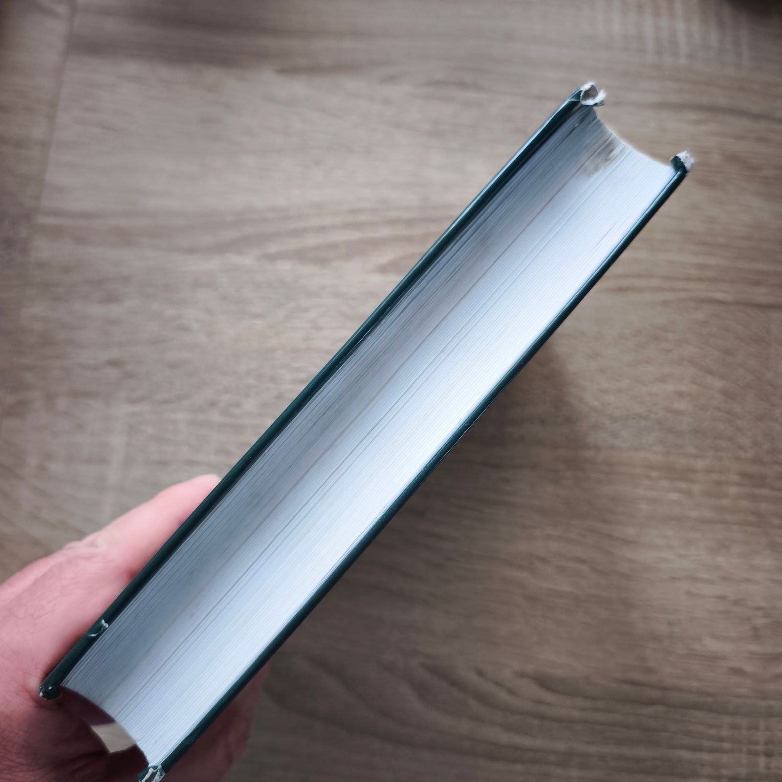 Detail ořízky a opotřebených rohů knihy Strojnické tabulky 1.
