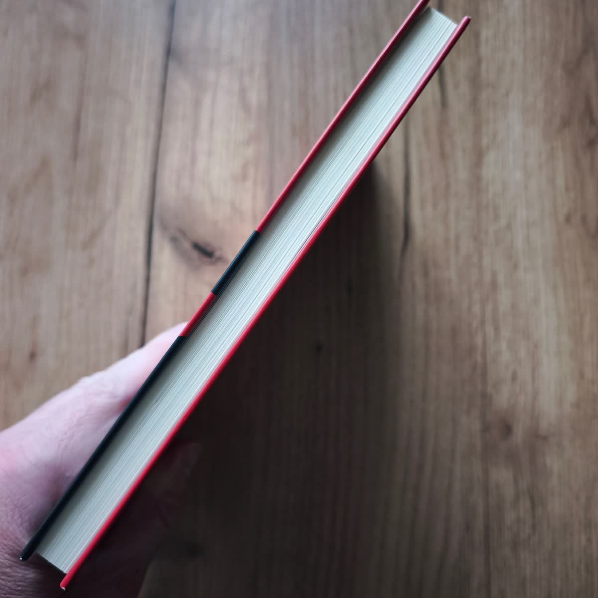 Detail ořízky a hran knihy Psychokybernetika.
