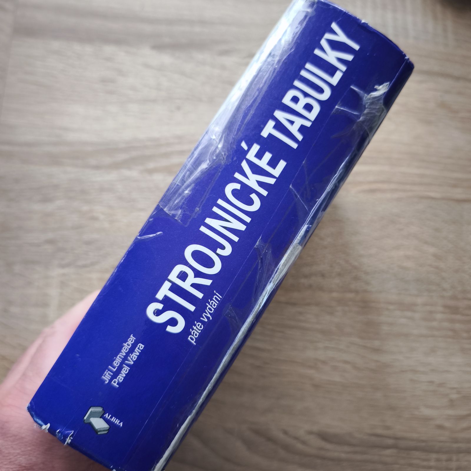 Detail páskou podlepeného hřbetu knihy Strojnické tabulky (5. vydání).