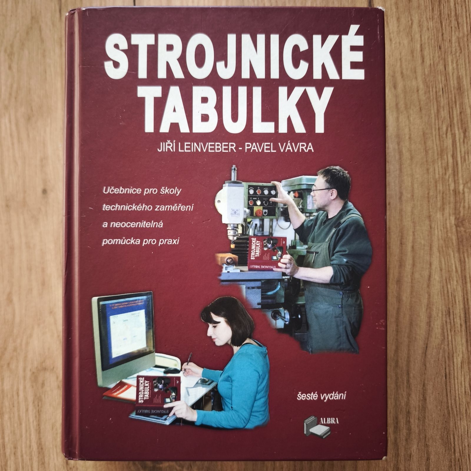 Fotografie opotřebených desek knihy Strojnické tabulky (6. vydání).