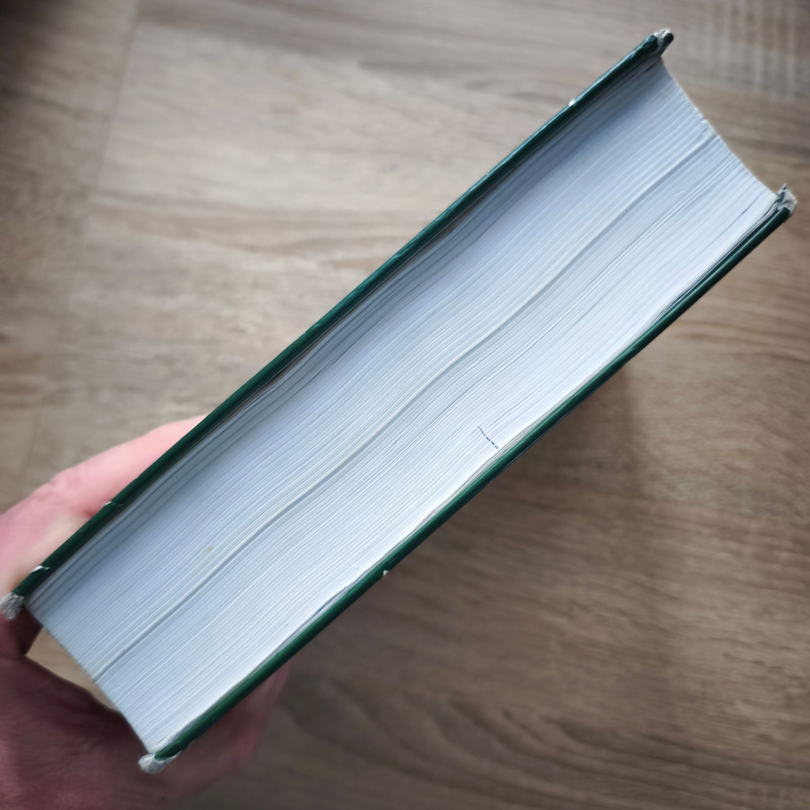 Detail ořízky a poškozených rohů knihy Strojnické tabulky (7. vydání).
