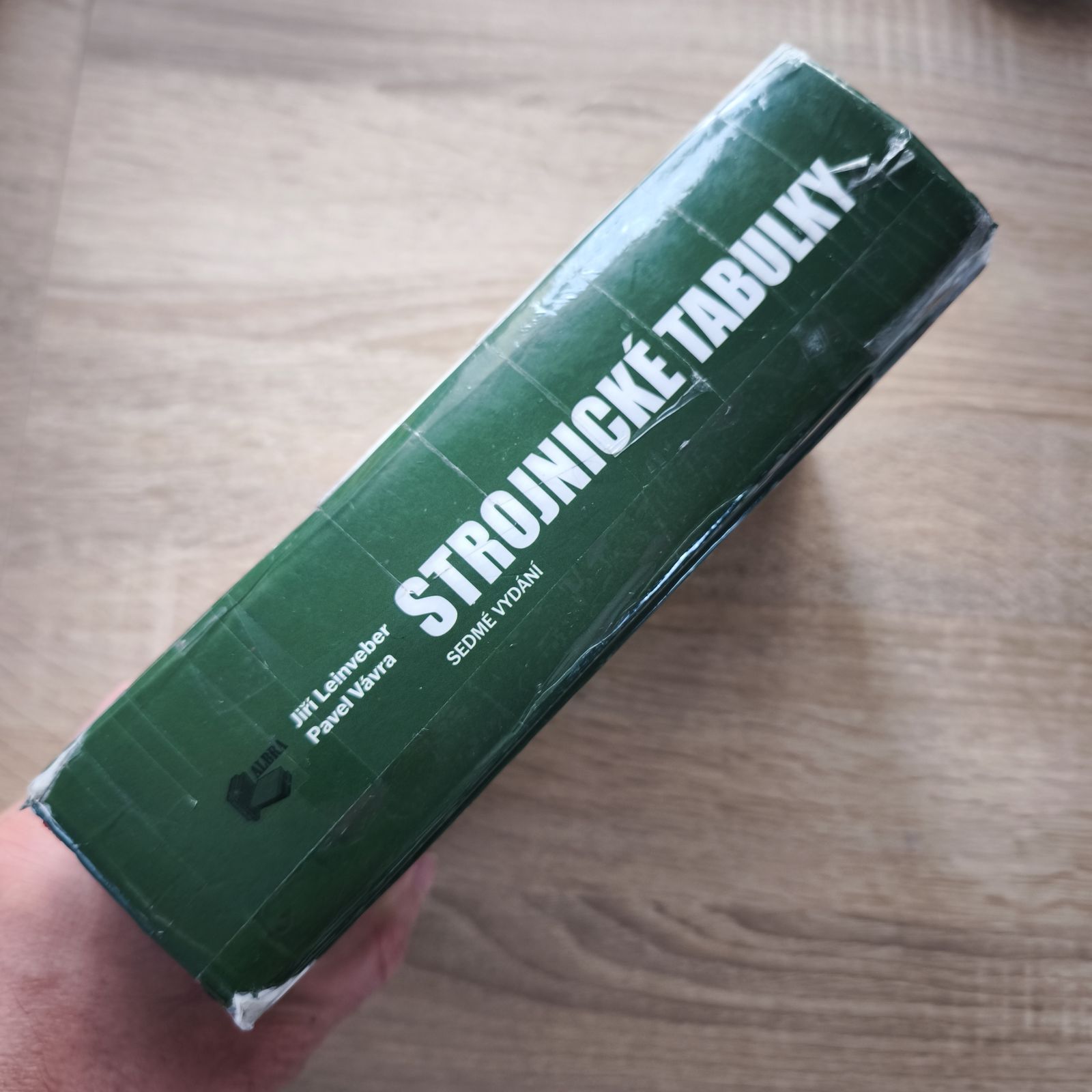 Detail páskou opravovaného hřbetu knihy Strojnické tabulky (7. vydání).