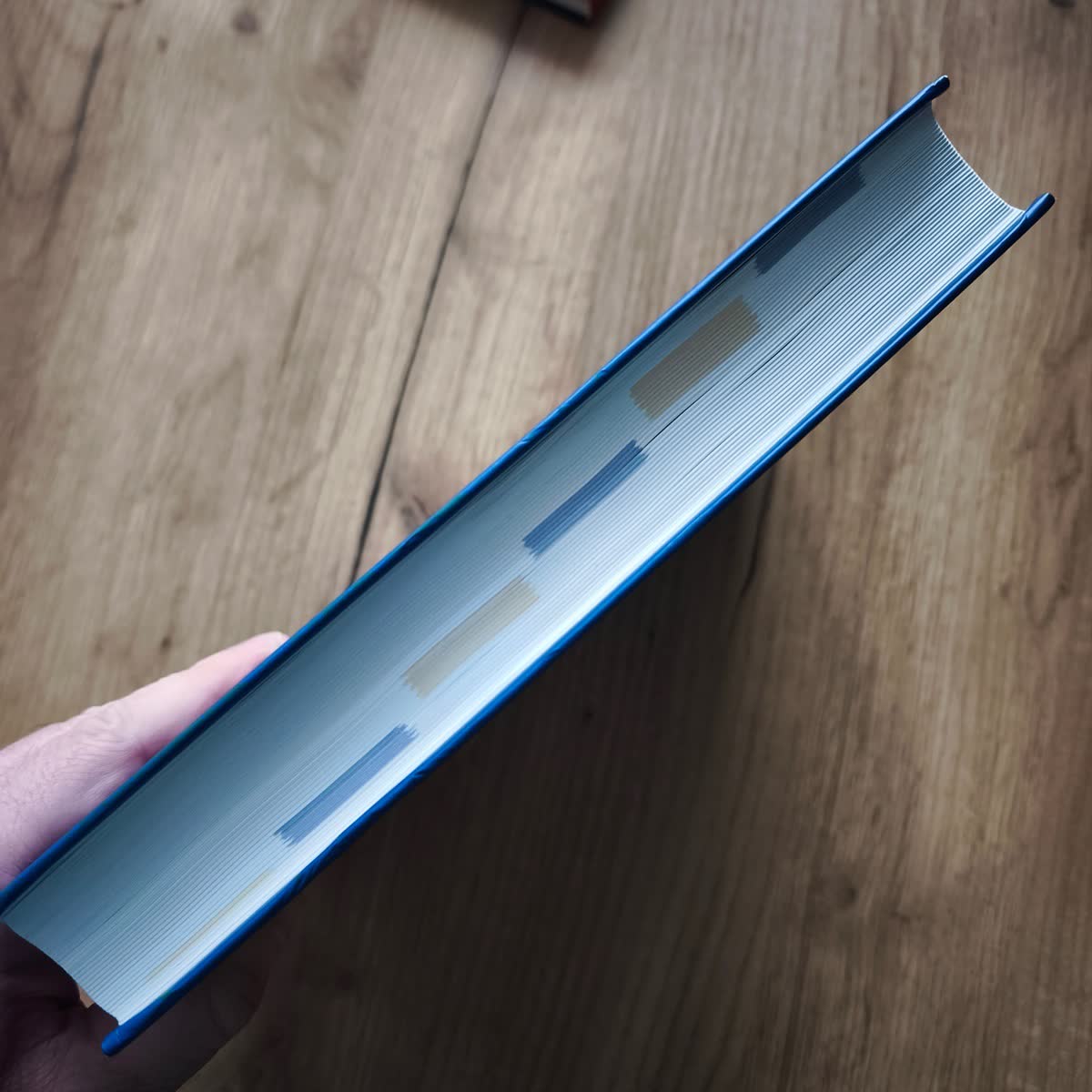 Detail ořízky a hran knihy Moderní strojírenství pro školu i praxi.
